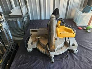 lot 72 image: DeWalt 12 compound miter saw