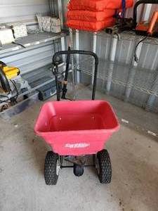 lot 66 image: EarthWay rectangular spreader