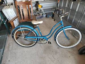 lot 61 image: Vintage Blue Schwinn Hollywood bicycle