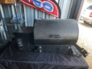 lot 102 image: Electric Traeger wood pellet electric grill - has legs