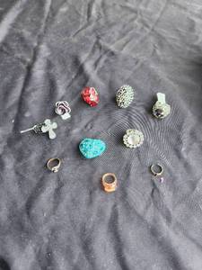 lot 163 image: Selection of jewelry - mostly rings