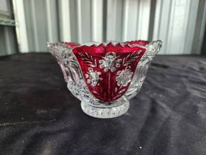 lot 14 image: Hutte lead crystal flower dish with rose ruby