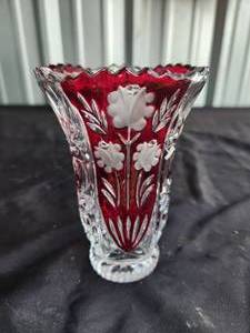 lot 21 image: Hutte lead crystal flower holder with rose ruby