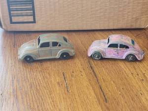 lot 134 image: Selection of 2 vintage Tootsietoy VW Beetle toy cars