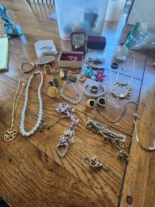 lot 132 image: Selection of jewelry