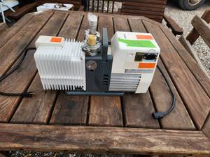 lot 4 image: Alcatel Pascal 2010 SD - dual stage rotary vane vacuum pump - high $ pump