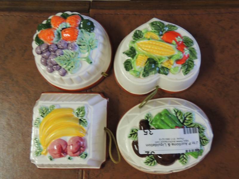 lot 35 image: 4 Ceramic JELLO molds-Japan, 2 WITH...