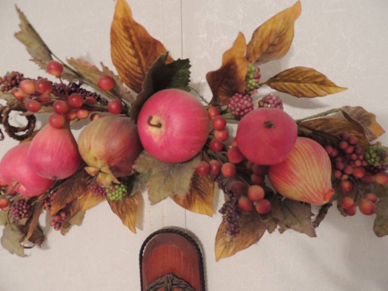 lot 427 image: Wall swag apples, grapes and Pears ...