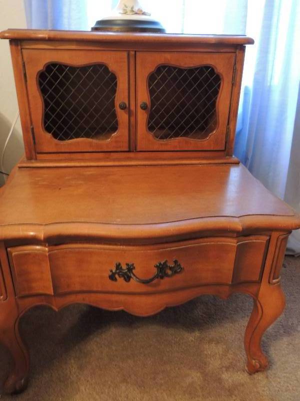 lot 424 image: Bedside Tables French Provincial� ...