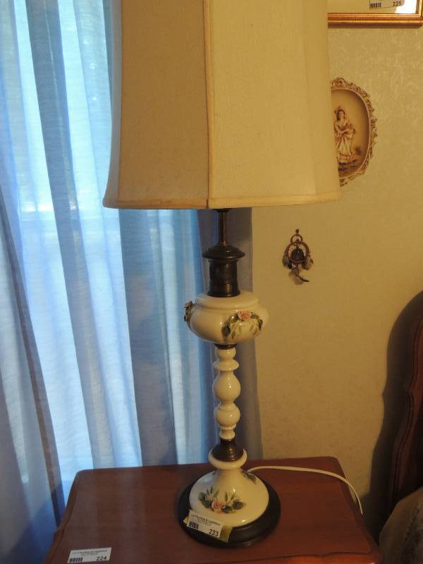lot 423 image: VINTAGE LAMPS  - FLORAL MOTIF W PI...