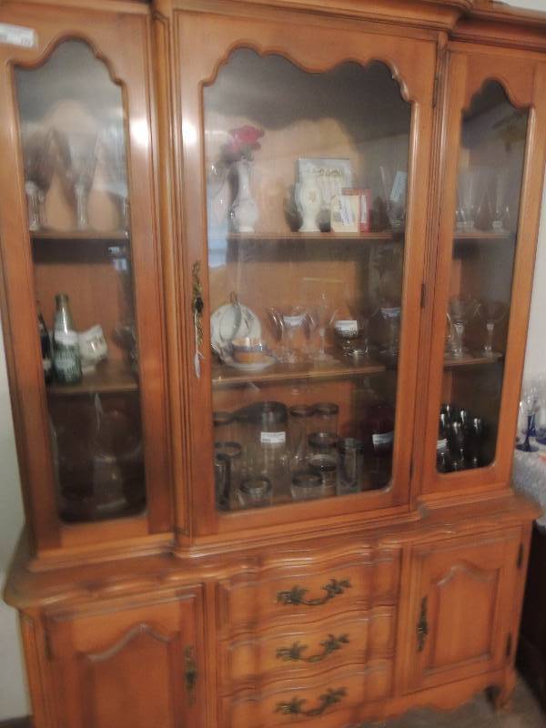 lot 429 image: French Provincial China Hutch Maple  3 drawers &  2 d...