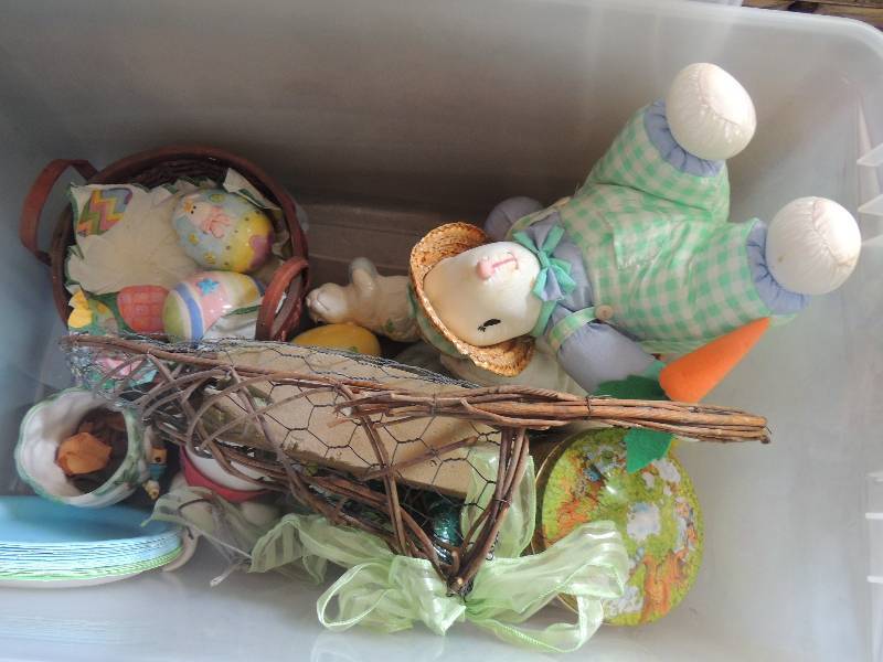lot 330 image: Tub of Easter dcor...