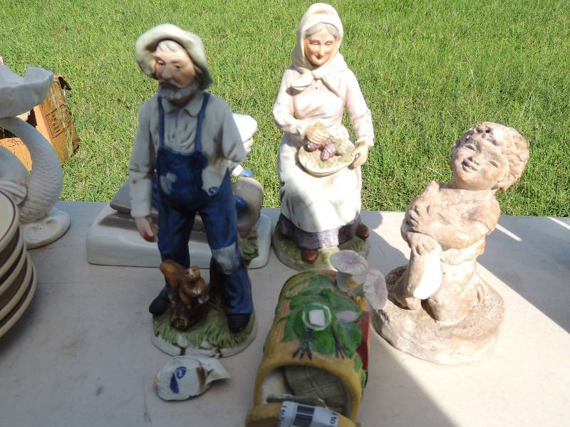 lot 484 image: Dolls and figurines...