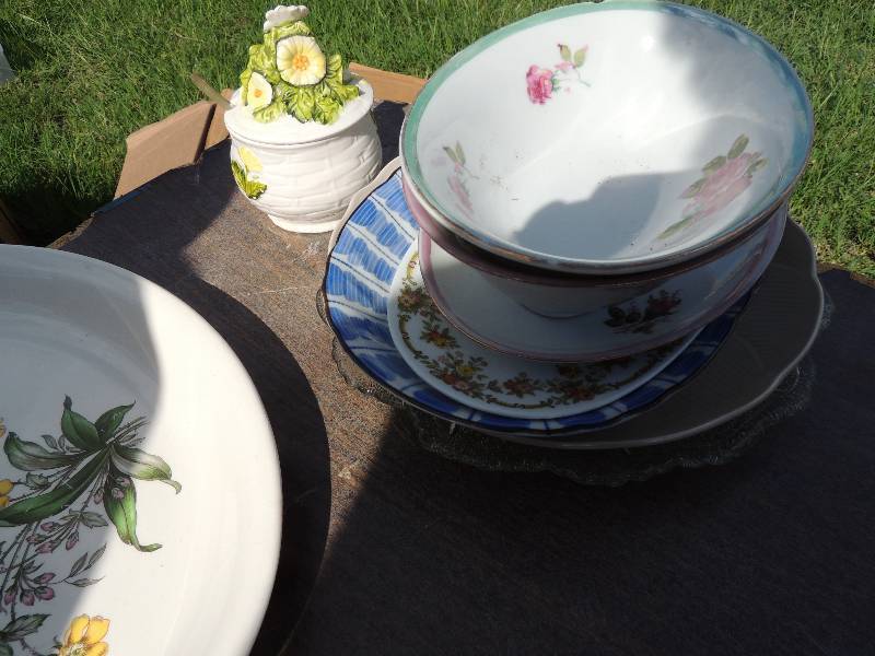lot 500 image: 2 Crowell pottery trays  jelly jars...