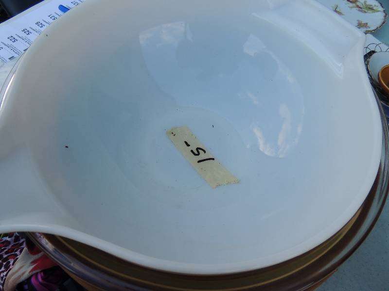 lot 505 image: 3 Pyrex mixing bowls , casseroles,...