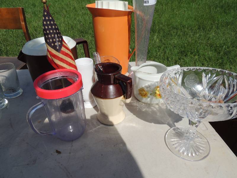 lot 512 image: Base ball, Igloos, pitchers, etc....