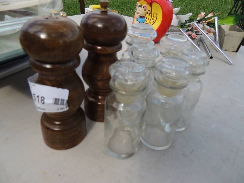 lot 518 image: Salt and pepper shaker and 6 spice...