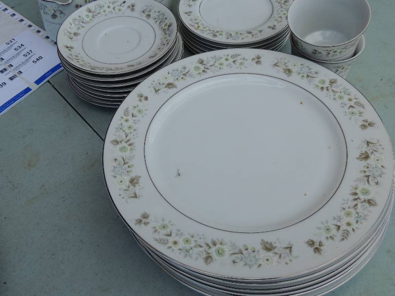 lot 527 image: IMPERIAL CHINA 745 WILDFLOWER DISH ...