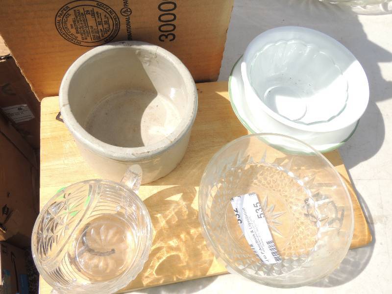 lot 532 image: Double handled cup cutting board an...