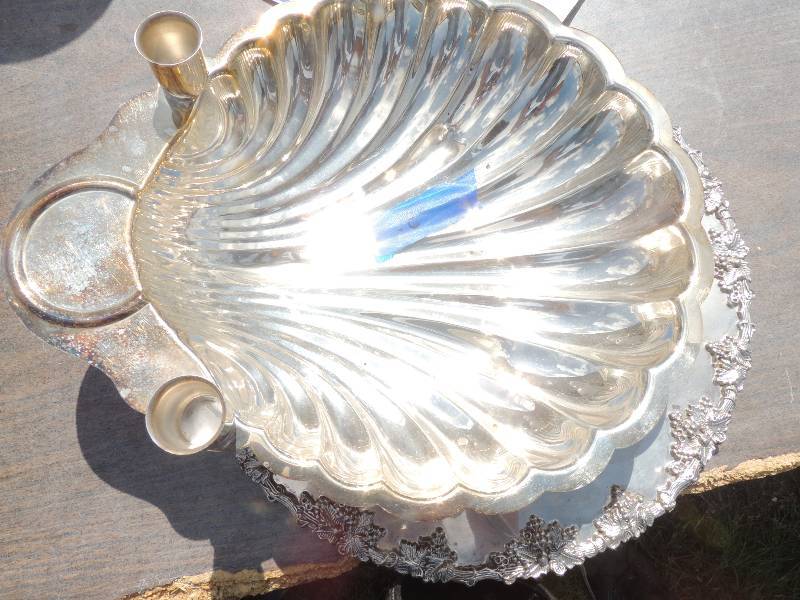 lot 542 image: Serving tray x 2 with dish...