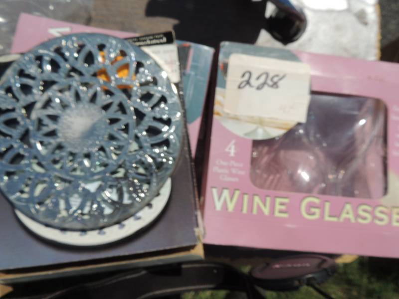 lot 557 image: Plastic Wine glasses x 4 PKG OF 4  NIB,  6 si...