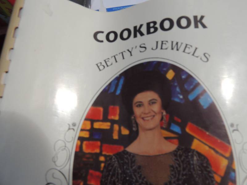 lot 582 image: Assorted cookbooks ...
