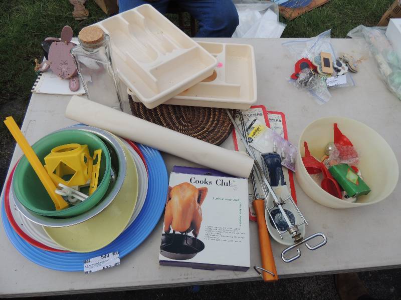 lot 590 image: Box of misc kitchen  items.