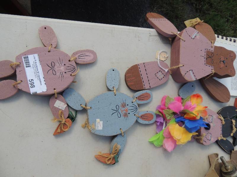 lot 598 image: Wooden figures of ducks and bears...