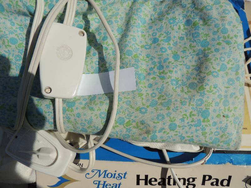lot 597 image: Heating pads x 3...
