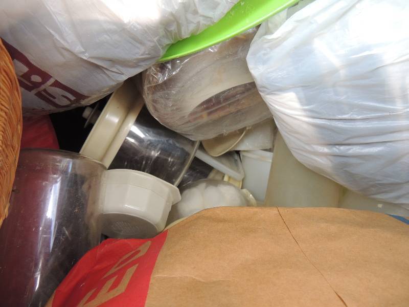 lot 611 image: Bag of plastic ware,  CONTAINERS AND MORE  etc....