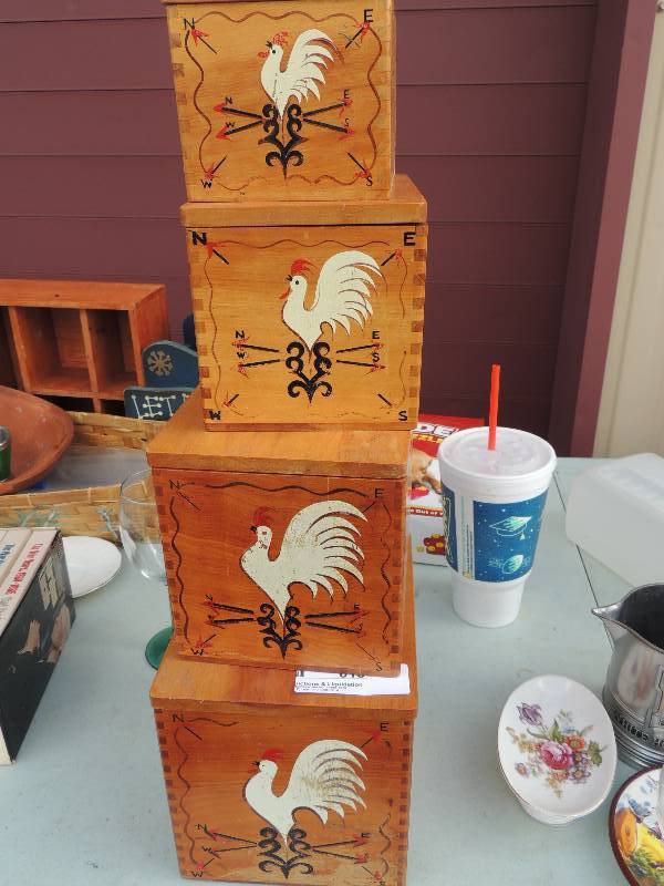 lot 615 image: WOODEN CANISTER SET - ROOSTERS - Japan