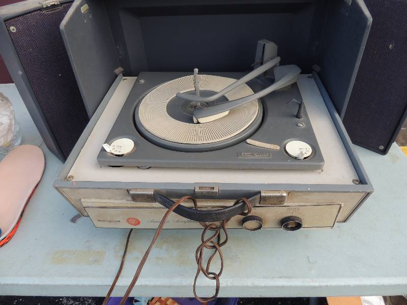 lot 621 image: Westinghouse turntable with speaker...