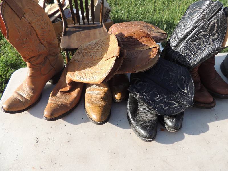 lot 625 image: Cowboy Boots grey 8 12 , Mexico tan 9D, ...