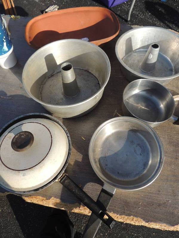 lot 627 image: 2 Angel food pans skillet with lid...
