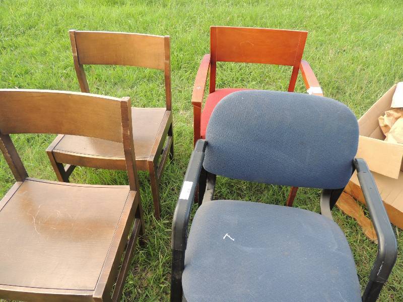 lot 630 image: 2 WOODEN CHAIRS THAT MATCH,, 2 OFFICE ARM CHAIRS