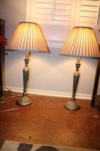 lot 7 image: Matching pair of table lamps - each 29 tall