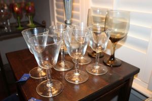 lot 17 image: Small wine glasses - 8 total