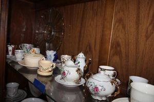 lot 20 image: Teacup and saucer collection plus clear serving plate
