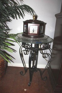 lot 26 image: Glass top round side table plus picture wooden box