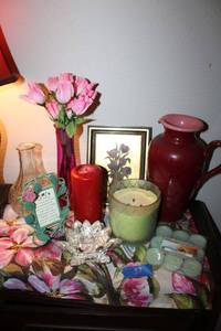 lot 37 image: Flower home dcor and candles