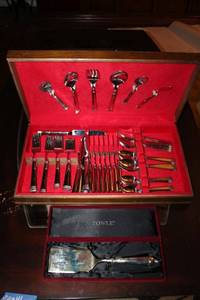 lot 40 image: Silverware set Dining flatware set Wallace in storage box plus Towle lasagna server