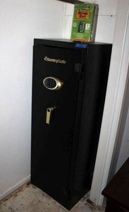 lot 47 image: Gun Safe Combination Sentry Safe with Rem Dri block. Safe dimensions Approx. 20x16x55 tall