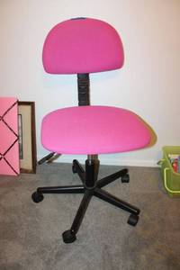 lot 62 image: Pink student desk chair