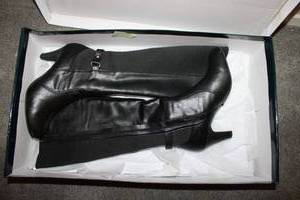 lot 97 image: Karen Scott Hanna black boots size 8M