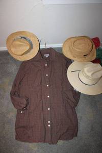 lot 96 image: Mens Western shirt and straw hats, see photos