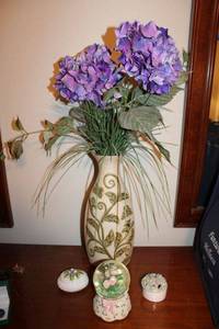 lot 91 image: Home dcor floral vase, music globe, ceramic jewelry boxes with Misc. beads