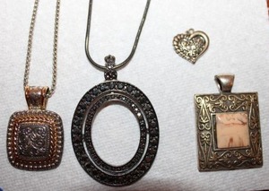 lot 109 image: Jewelry Necklaces and pendants