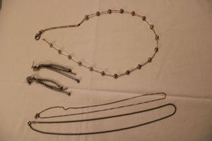 lot 115 image: Jewelry Earrings and necklaces (one needs attention)