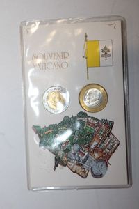 lot 147 image: Vatican souvenir 2 coin mint set