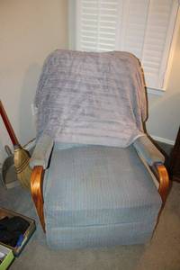 lot 130 image: Blue recliner (could use new upholstery)